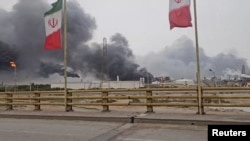 Smoke rises after strikes on the Mahshahr petrochemical zone in Bandar Mahshahr, Iran, on April 4.