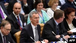 Jens Stoltenberg (i dyti nga e majta në rreshtin e parë) duke folur në takimin e ministrave të jashtëm të vendeve anëtare më 20 maj në Bruksel