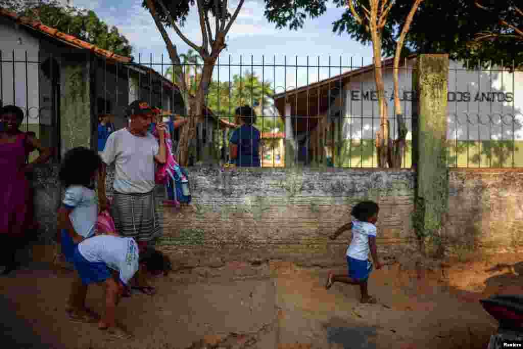 A helyiek életében nem csak a halászat, de a közlekedés miatt is fontos a folyó. A gyermekeket például sokan vízi úton viszik iskolába