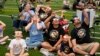 Жители Техаса, США, наблюдают солнечное затмение