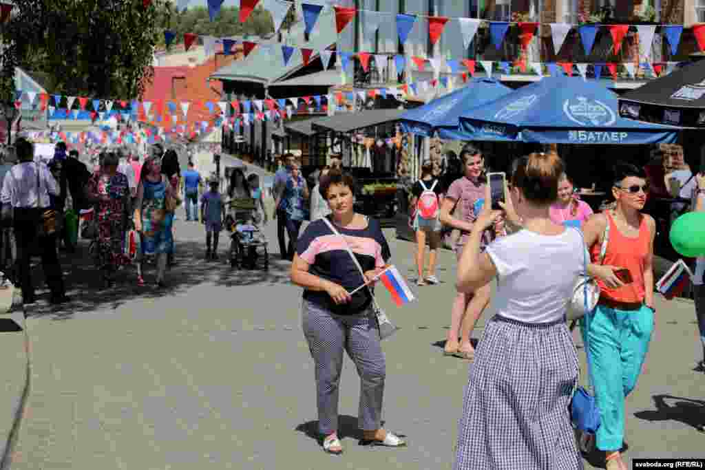 Амаль усе вуліцы ў Верхнім Горадзе ўпрыгожаныя ў колерах расейскага трыкалёру