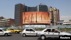 Panou anti-israelian cu rachete pe o clădire din centrul capitalei Iranului, Teheran, la 19 aprilie. 