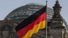 Flamuri gjerman i vendosur para ndërtesës së Dhomës së Ulët të Parlamentit gjerman në Berlin. Fotografi nga arkivi. 