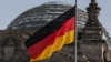 საილუსტრაციო ფოტო. გერმანიის დროშა ბერლინში, პარლამენტის შენობასთან
