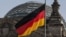 Німецький прапор майорить біля Рейхстагу – будівлі Федеральних зборів Німеччини 