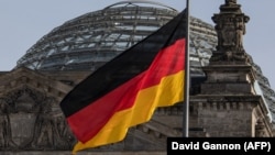 Flamuri gjerman para ndërtesës së parlamentit në Gjermani. 