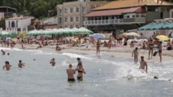 În vacanță la mare, cu ochii la drone: Plajele Odesei sunt arhipline, în ciuda riscurilor