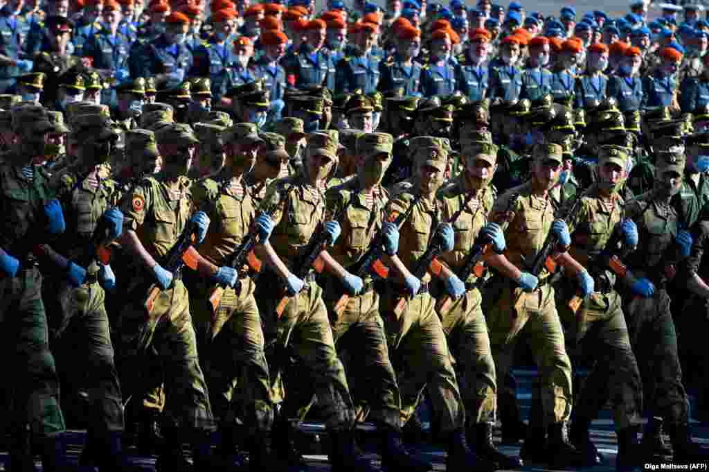 Russian military cadets and servicemen wearing face masks and gloves take part in a rehearsal for a June 24 military parade marking victory over Nazi Germany in World War II, which was postponed due to the coronavirus pandemic, at Dvortsovaya Square in St. Petersburg. (AFP/Olga Maltseva)