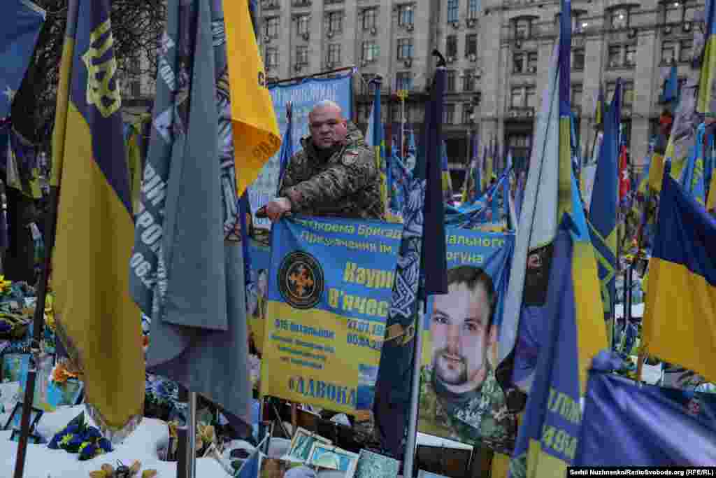 Військовий Дмитро з прапором загиблого побратима, Київ, 24 лютого 2026 року