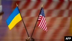 საილუსტრაციო ფოტო: უკრაინისა და აშშ-ის სახელმწიფო დროშები. ვაშინგტონი, 6 დეკემბერი, 2023.