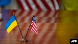 Украинанын жана АКШнын желектери. Иллюстрация.