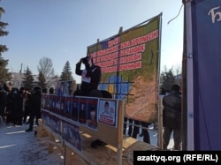 Трибуна митинга в Уралське. 28 февраля 2021 года.