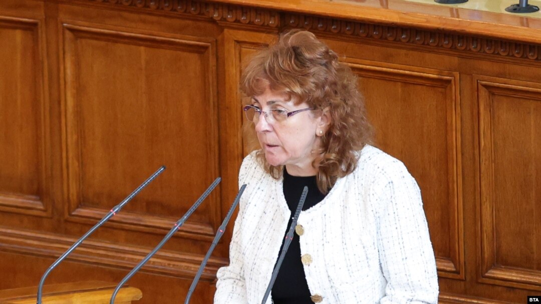 Виктория Василева от "Има такъв народ" на трибуната на парламента. Снимката е архивна.