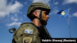 Pjesëtar i Forcës së Sigurisë së Kosovës në disa stërvitje të kryera në tetor të vitit të kaluar.