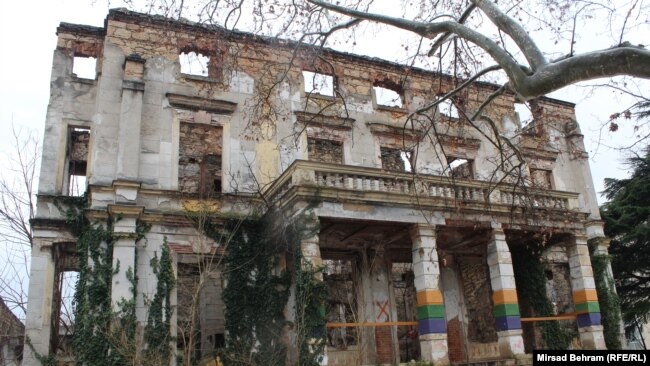 Ponovni susret djece ratnog Mostara i španskog vojnika ruševine u mostaru i 25 godina poslije rata