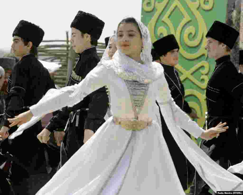 &nbsp;"Хьалхара нох тасар" цIе йолу даздар фолклоран дезаде а хилла, дIахIоьттира Нохчийчохь. Шелан кIошт, БелгIатан эвлайист. Нохчийн халхар.