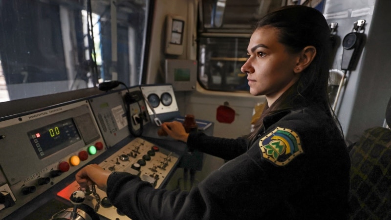 Bărbații lor sunt la război, iar femeile ucrainene conduc acum trenurile de metrou
