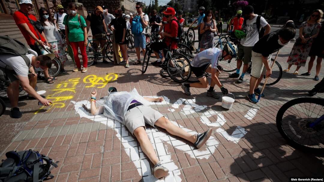 Kiev, protest al bicicliștilor care cer piste speciale în oraș.
