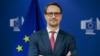 Речник Єврокомісії Маркус Ламмерт вказав, що оновлене рішення ЄС про продовження тимчасового захисту, яке набуло чинності 30 липня 2026 року, стосується всіх, незалежно від статі