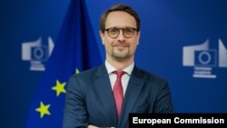 Речник Єврокомісії Маркус Ламмерт вказав, що оновлене рішення ЄС про продовження тимчасового захисту, яке набуло чинності 30 липня 2026 року, стосується всіх, незалежно від статі
