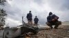 Članovi tima za uklanjanje mina ispituju neeksplodirana sredstva u Nagorno-Karabah početkom novembra.