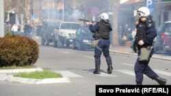 Полиция разгоняет антиправительственную демонстрацию в Подгорице. 15 февраля 2014 года.