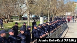 Forcat policore afër ndërtesës së Kuvendit.