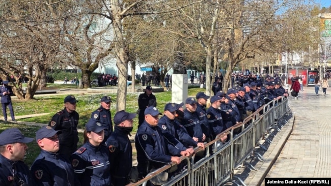 Forcat policore afër ndërtesës së Kuvendit.