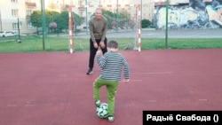 Павал Мажэйка пасьля вызваленьня з турмы, з сынам Юркам. 2025 год