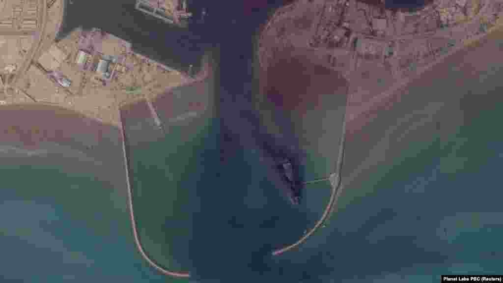 Brod usidren u luci Bandar Abbas, snimljen 26. februara i 2. marta.