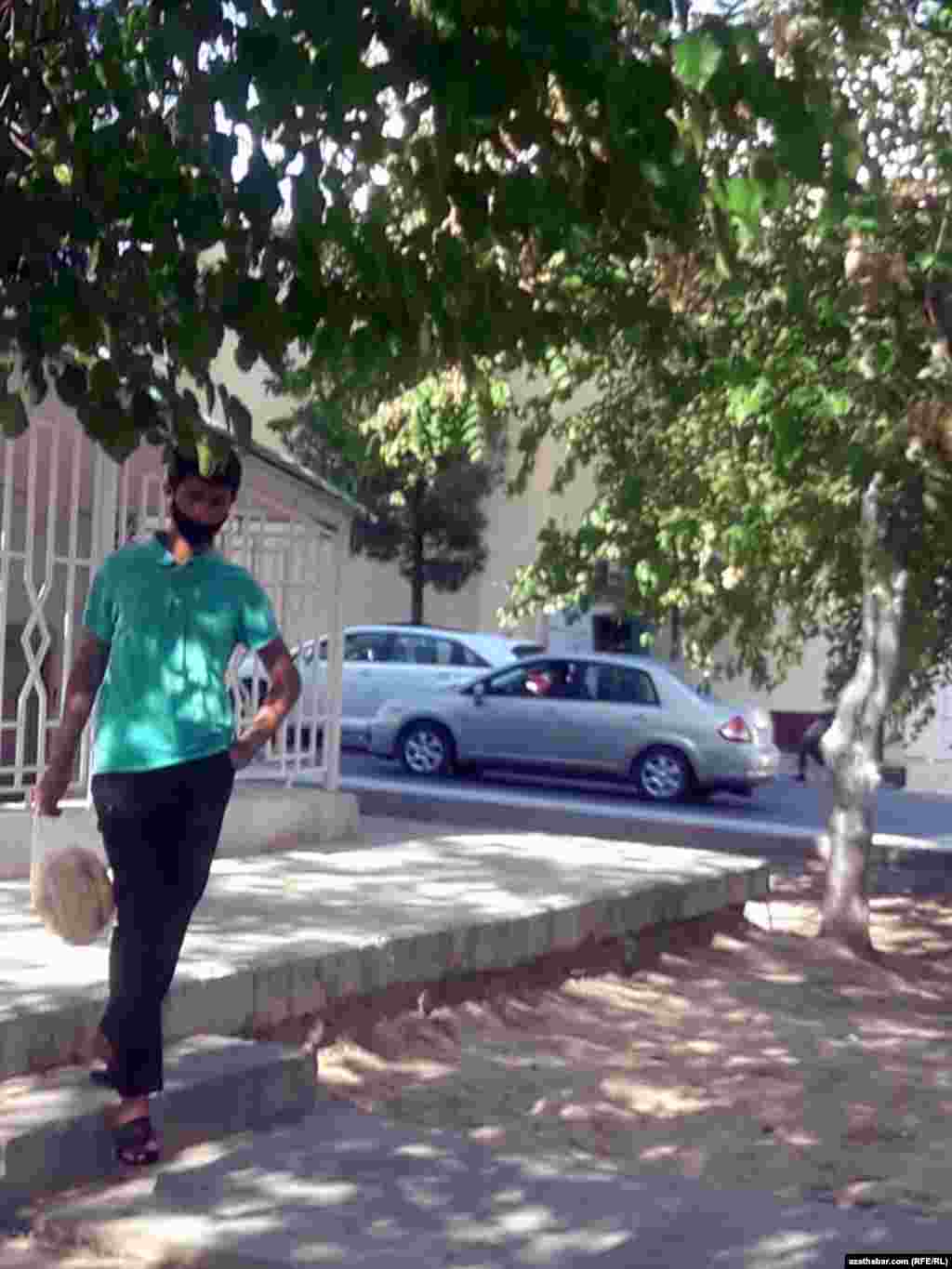 Aşgabat. Dükandan çörek alyp gelýän oglan. Awgust, 2020.&nbsp;