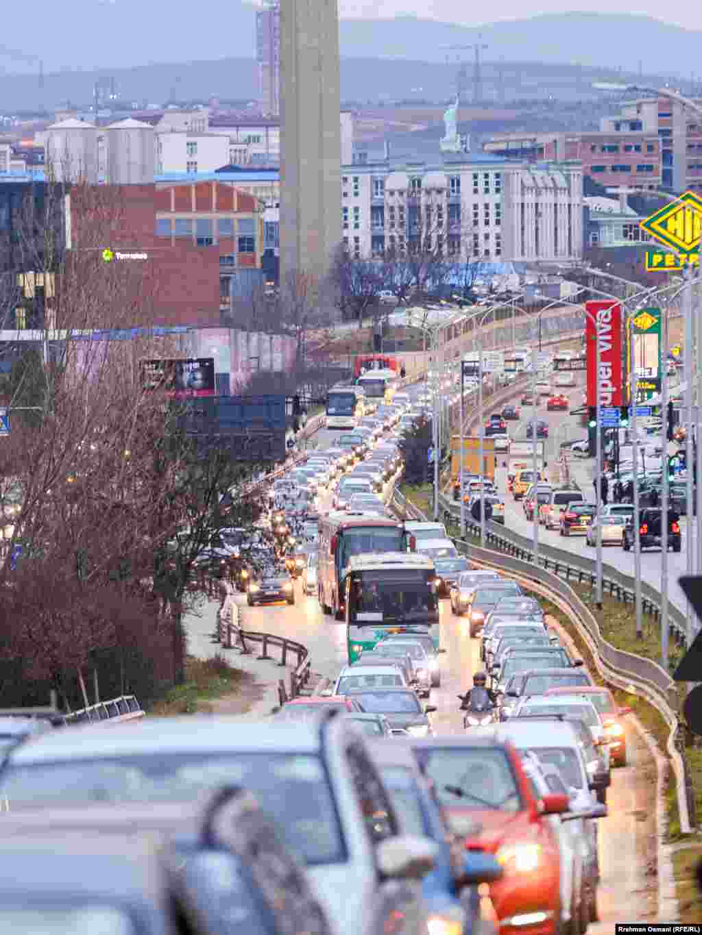 Kolona në Prishtinë nuk ka vetëm në qendër të Prishtinës, por në rrugët hyrëse e dalëse dhe edhe nëpër lagje të tjera më në periferi gjatë pikut të trafikut. 