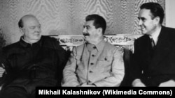 Зустріч Вінстона Черчилля, Йосипа Сталіна і Аверелла Гаррімана (зліва направо). Москва, 12 серпня 1942 року. Московська конференція проходила з 12 до 17 серпня 1942 року 