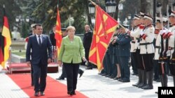 Kryeministri i Maqedonisë, Zoran Zaev dhe kancelarja gjermane, Angela Merkel.