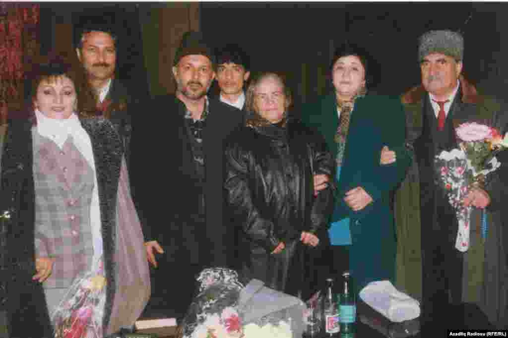 Əzizə Cəfərzadə sənət dostları ilə