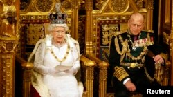 Архіўнае фота. Каралева Вялікай Брытаніі Лізавета і прынц Філіп у Палаце лордаў у Лёндане, 18 траўня 2016 году