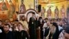 A Montenegrói Szerb Ortodox Egyház új vezetője, Joanikije metropolita (a kép közepén) a podgoricai Krisztus feltámadása szerb ortodox templomban 2021. szeptember 5-én