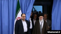 علی خامنه‌ای و وحید حقانیان (عکس آرشیو)