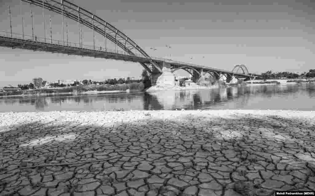 رودخانه کارون یکی از اصلی&zwnj;ترین منابع تولید آب آشامیدنی برای کلان&zwnj;شهر اهواز است.