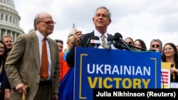 Republicanul Joe Wilson, secondat de democratul Steve Cohen, susține o conferință de presă despre importanța victoriei ucrainene la Capitol Hill, Washington, SUA, 25 aprilie 2023.