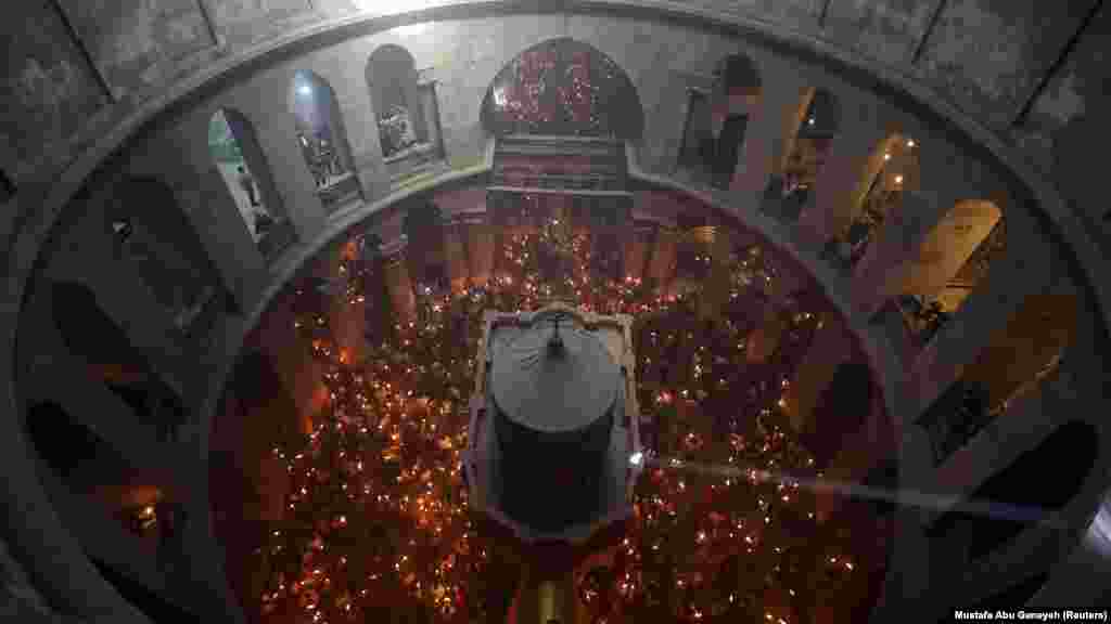 Pravoslavni vjernici učestvuju u ceremoniji Svetog ognja u Crkvi Svetog groba, u Starom gradu Jerusalema, 11. aprila.