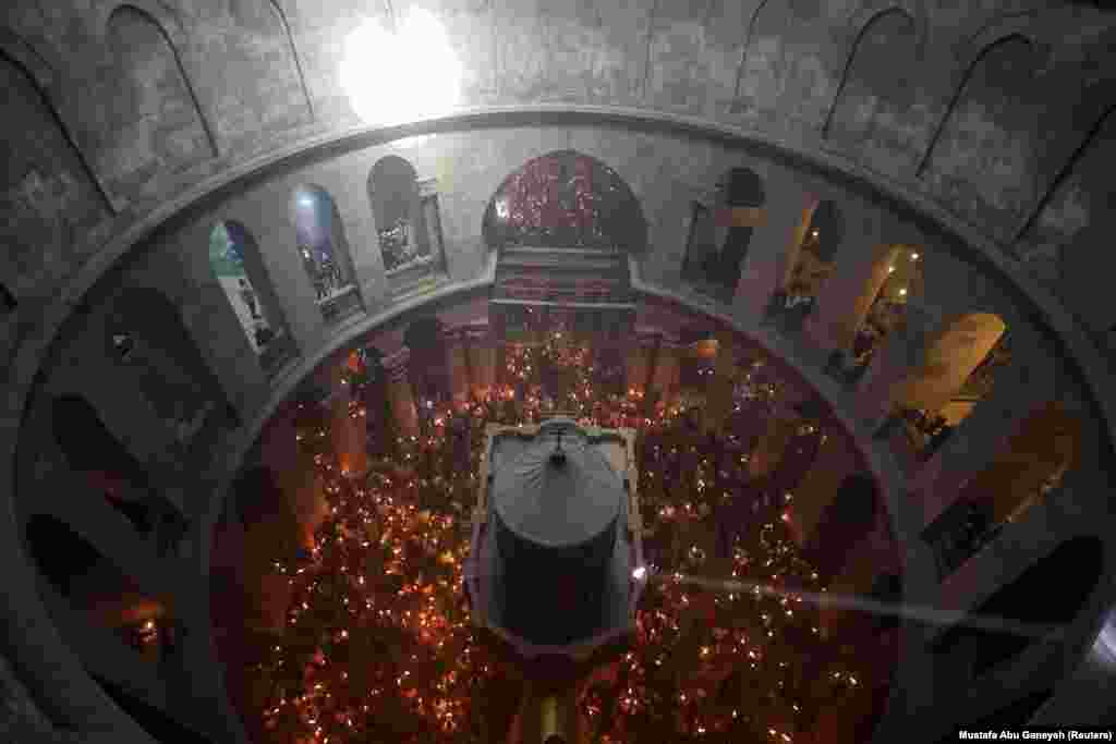 Besimtarët ortodoksë duke marrë pjesë në ceremoninë e Zjarrit të Shenjtë në Kishën e Varrit të Shenjtë në Qytetin e Vjetër të Jerusalemit më 11 prill.
