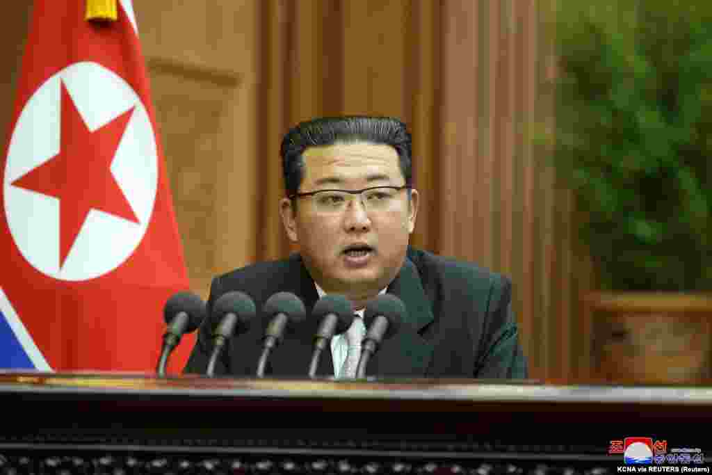 СЕВЕРНА КОРЕЈА - Севернокорејскиот лидер Ким Џонг Ун изјави дека ќе изгради &bdquo;непобедлива&ldquo; армија и ги обвини Соединетите држави дека создаваат тензии и не прават ништо за да докажат дека тие немаат непријателски намери кон Пјонгјанг, објавија денеска севернокорејските медиуми. Ким рече дека неговиот обид да изгради таква армија не бил насочен кон Јужна Кореја и дека не треба да има нова војна во која корејскиот народ ќе се бори еден со друг.