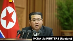 Sjevernokorejski čelnik Kim Jong-un drži politički govor tokom zasjedanja Vrhovne narodne skupštine (SPA) Demokratske Narodne Republike Koreje (DPRK) u sali Skupštine Mansudae u Pjongjangu, Sjeverna Koreja, septembar 2021. 