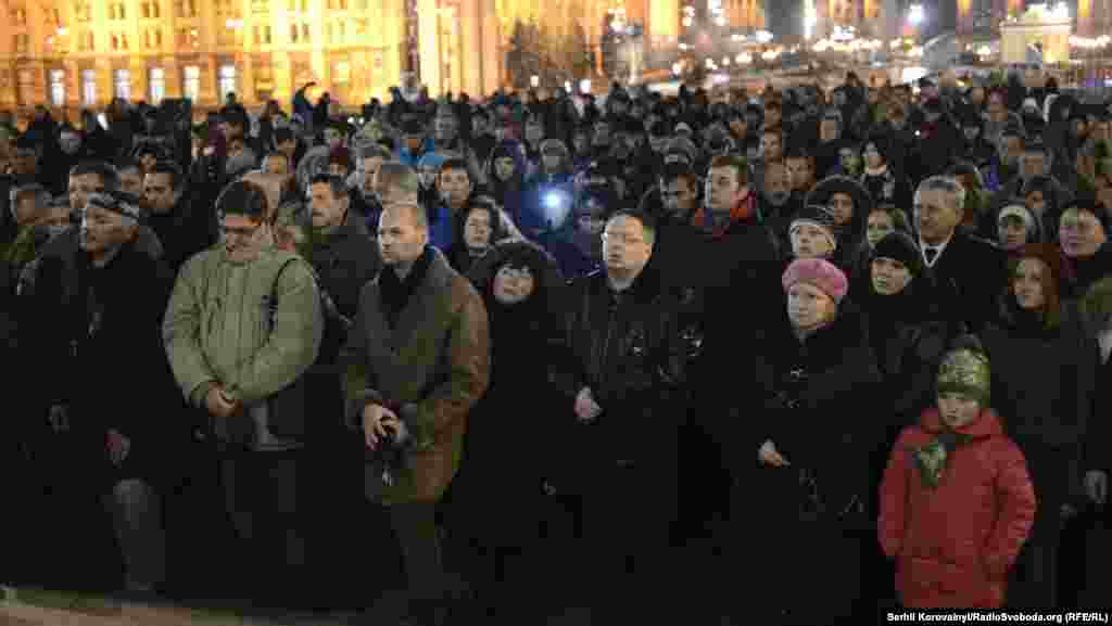 Близько сотні людей зібралися на Майдані цього вечора