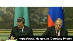 Türkmenistanyň daşary işler ministri Raşid Meredow Moskwada rus kärdeşi Sergeý Lawrow bilen resminamalara gol çekýär. Arhiw suraty