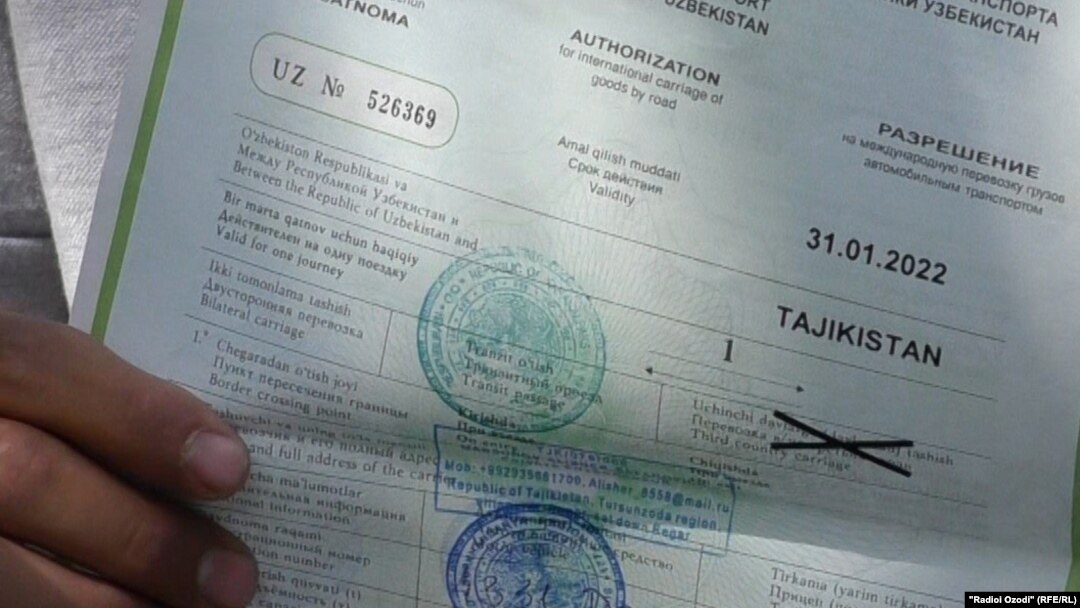 Ронандаҳои мошини борбар бо талаби ҳалли мушкил дар моҳи сентябри соли 2021 дар назди Вазорати нақлиёти Тоҷикистон ҷамъ омада буданд