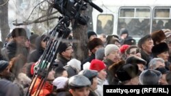 Алматыдагы митингдин катышуучулары. 25-февраль, 2012-жыл. 