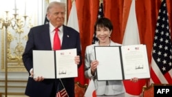 Американскиот претседател Доналд Трамп и јапонската премиерка Санае Такаичи на потпишувањето на договорот во Токио, 28 октомври 2025 година.