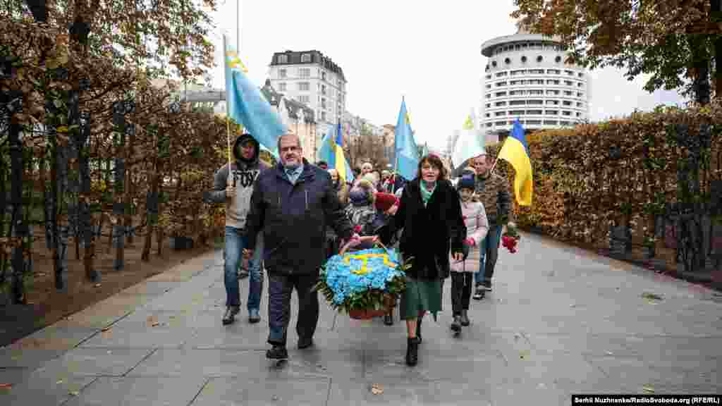 Амет-Хан Султан&nbsp;&ndash; военный летчик, гвардии майор. Заслуженный летчик-испытатель СССР. Дважды Герой Советского Союза. Награжден тремя Орденами Ленина, четырьмя Орденами Красного Знамени, орденом Александра Невского, орденом Отечественной войны 1-й степени, орденом Красной Звезды, орденом &laquo;Знак Почета&raquo; и шестью медалями. Лауреат Государственной и Сталинской премии